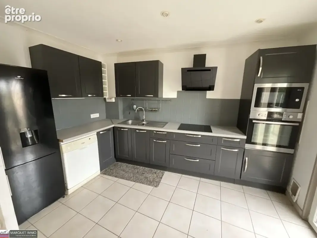 Villa T6 de 110 m²  vous invite à poser vos valises dans un cadre alliant charme et fonctionnalité sur 145 m² de terrain clos et - photo 3