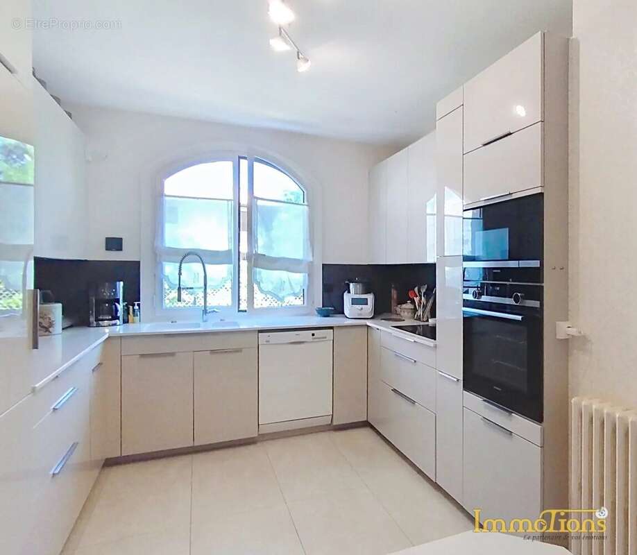 SAINT-MARCELLIN – Maison d’architecte de plus de 200 m², 6 chambres et piscine - photo 8