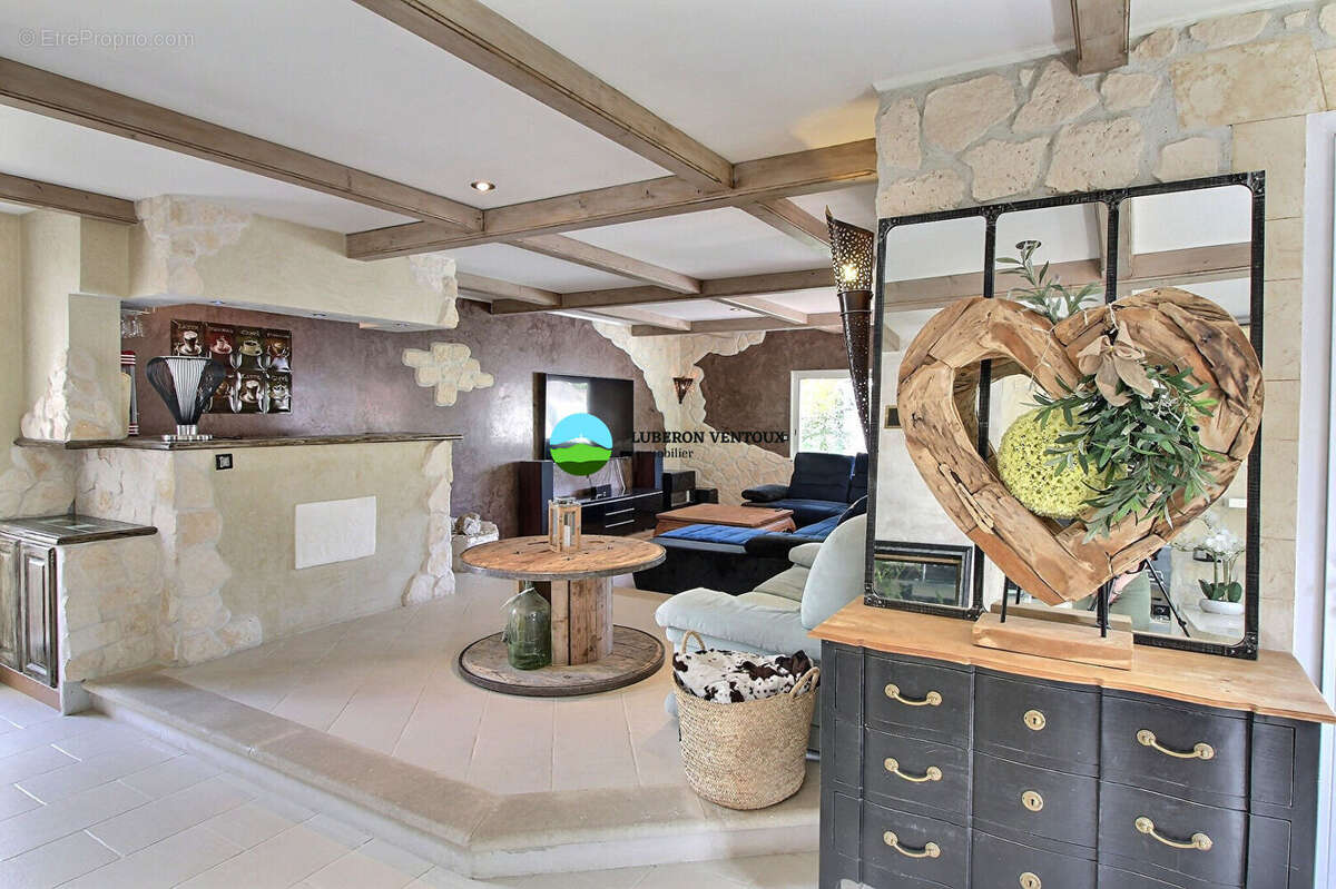 Maison  à Saint Didier, double séjour, 5 chambres, plus de 1000m² avec piscine. - photo 9