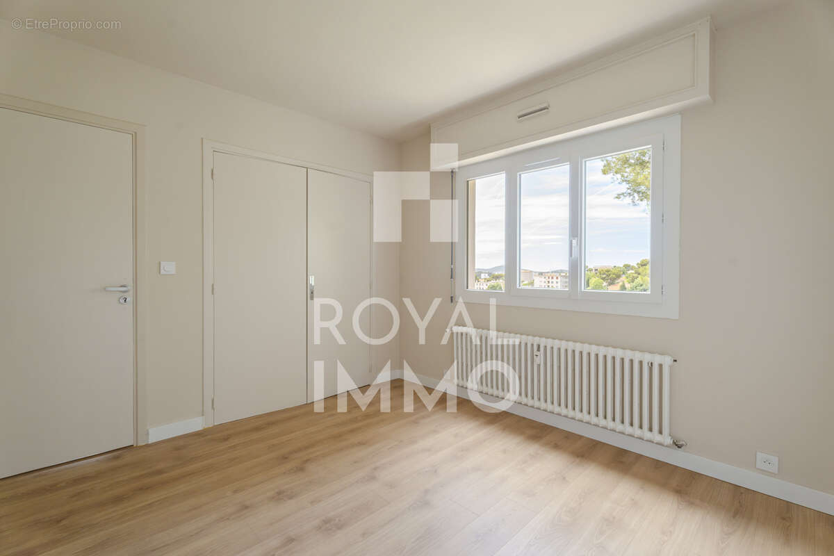 TOULON Bas Faron / Claret - Appartement T3 entièrement rénové dans résidence au calme - photo 3