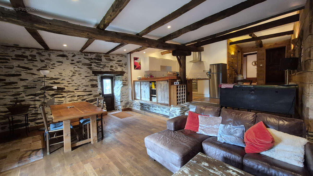 Maison à LACROIX-BARREZ