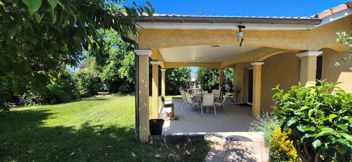 Maison 130 m² à Luzinay  - photo 2