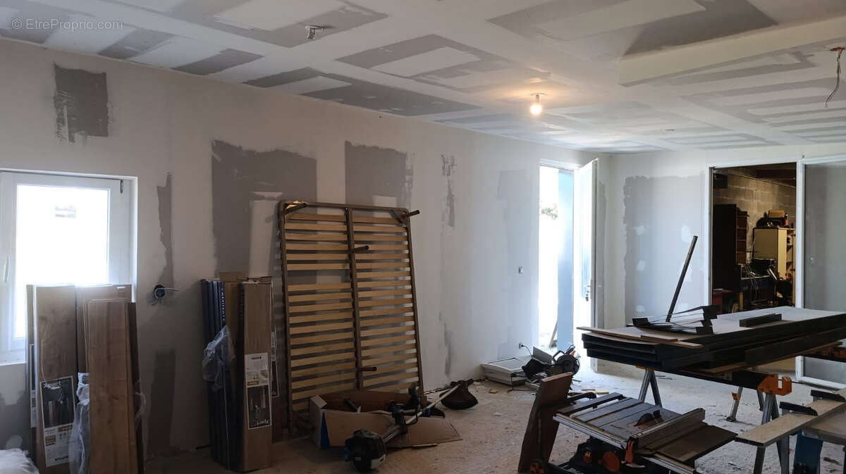 Parking à SAINT-JEAN-BREVELAY