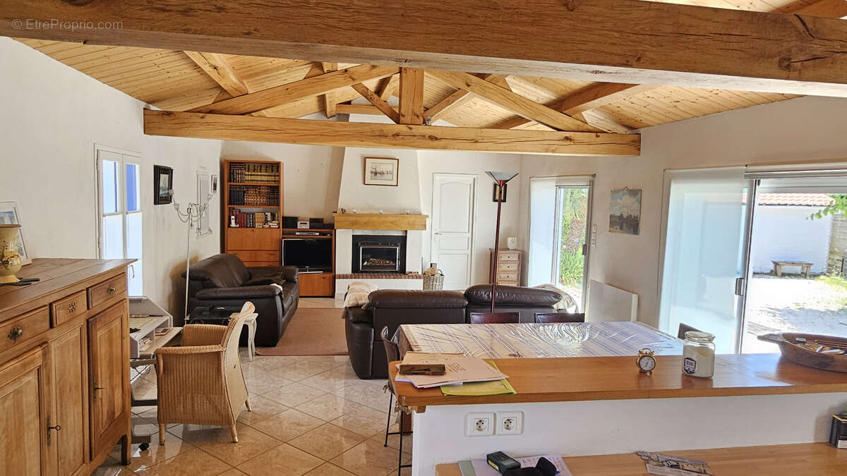A proximité du bois des Eloux, belle maison en très bon état. - photo 11