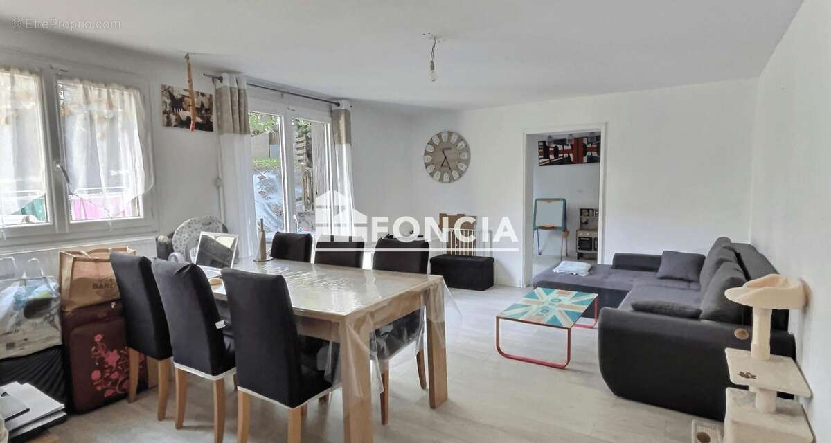 Maison à LE CHAMBON-FEUGEROLLES