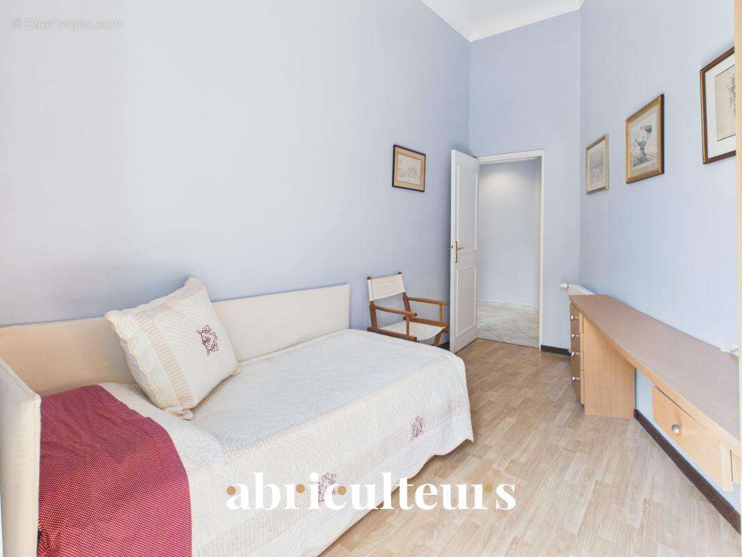 Superbe appartement traversant rénové de 136,81 m² – Trois balcons – Garage – À 30 mètres du Port de Nice - photo 20