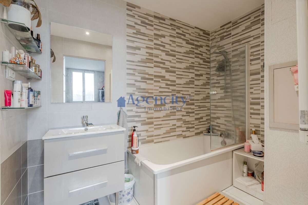 Salle de bains de la suite parentale - Appartement à LOGNES