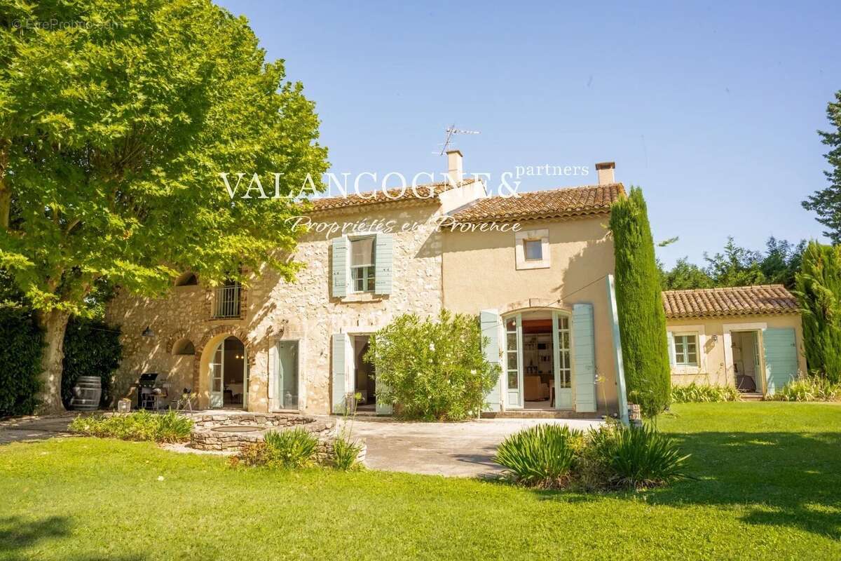Mas Provençal de Charme avec Piscine et Tennis à Vendre - photo 2