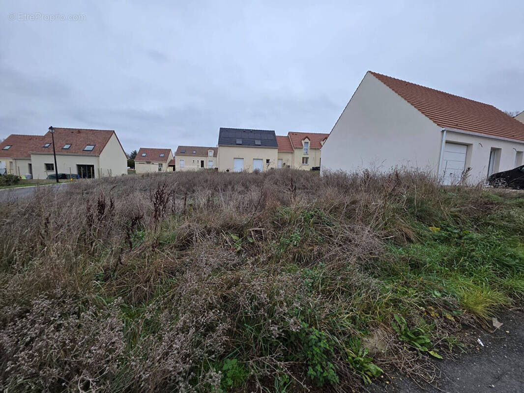 Terrain à OSMOY