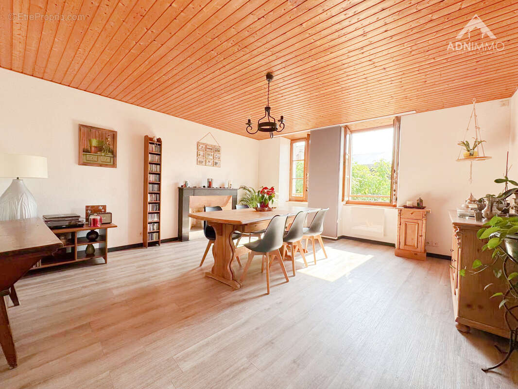 Appartement à COLLONGES