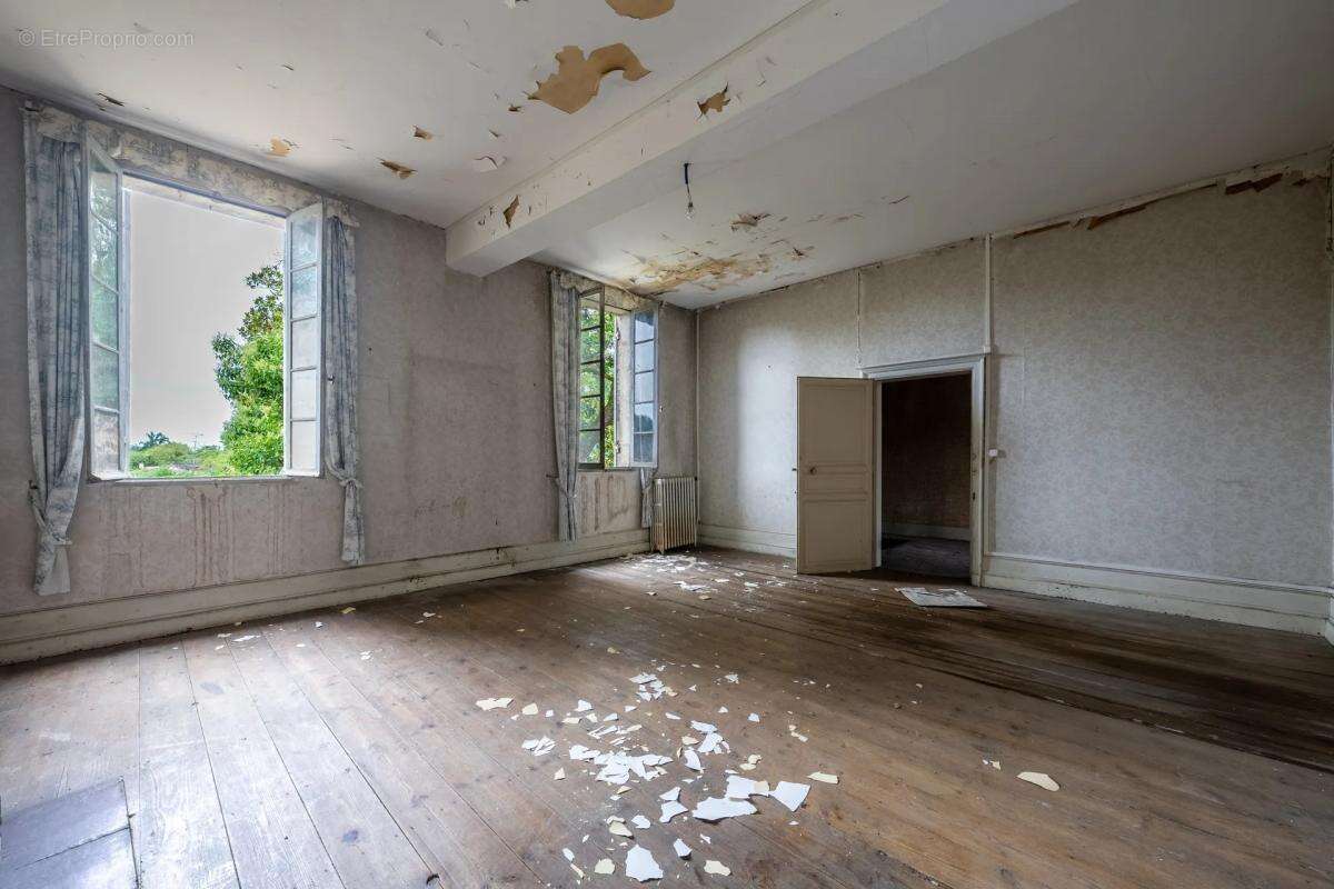 Maison à SAINT-MEDARD-DE-GUIZIERES