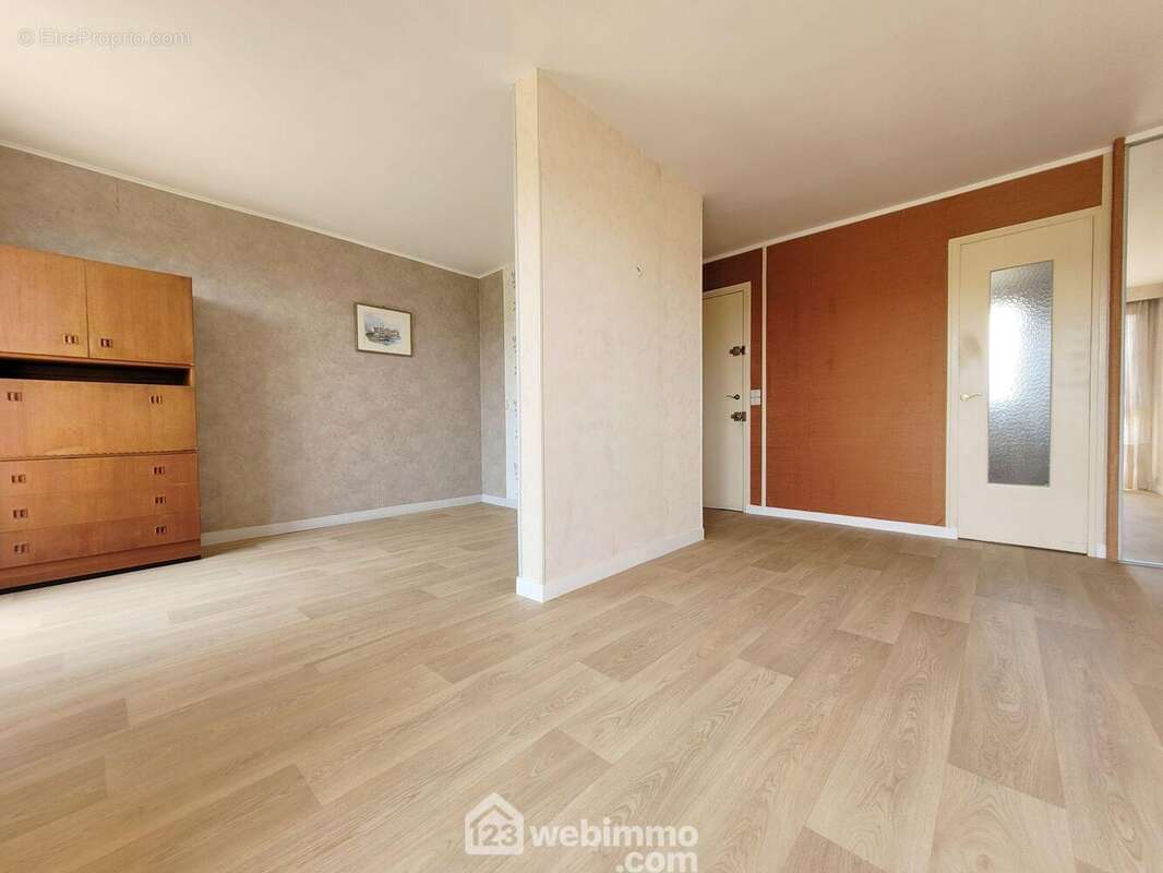 Espace de vie : séjour et salle-à-manger (ancienne chambre) de 26m²