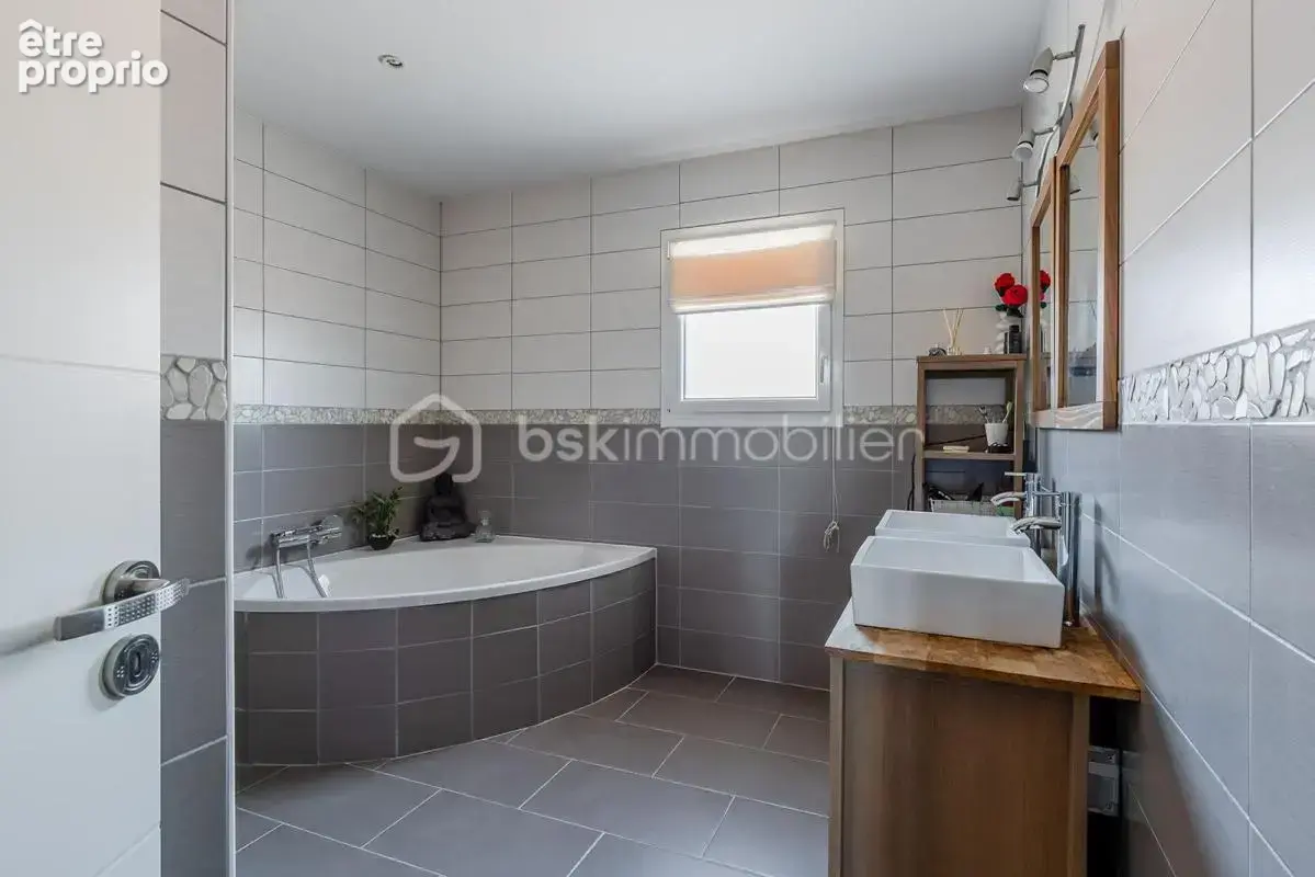 Rare maison plain pied double garage piscine spa et hammam - photo 24