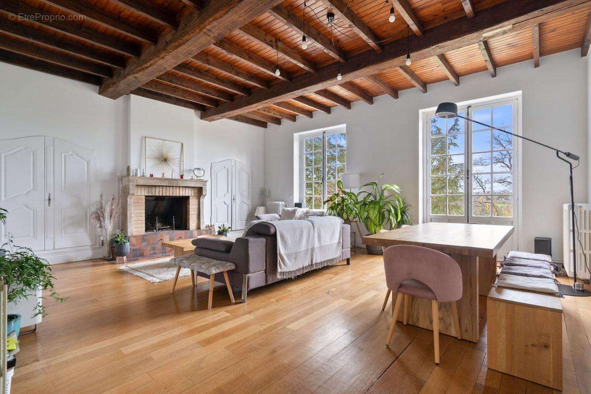 Maison à LA TOUR-DE-SALVAGNY