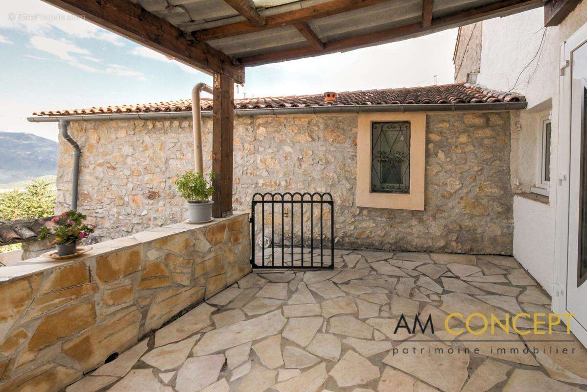 Maison à CHATEAUNEUF-VILLEVIEILLE