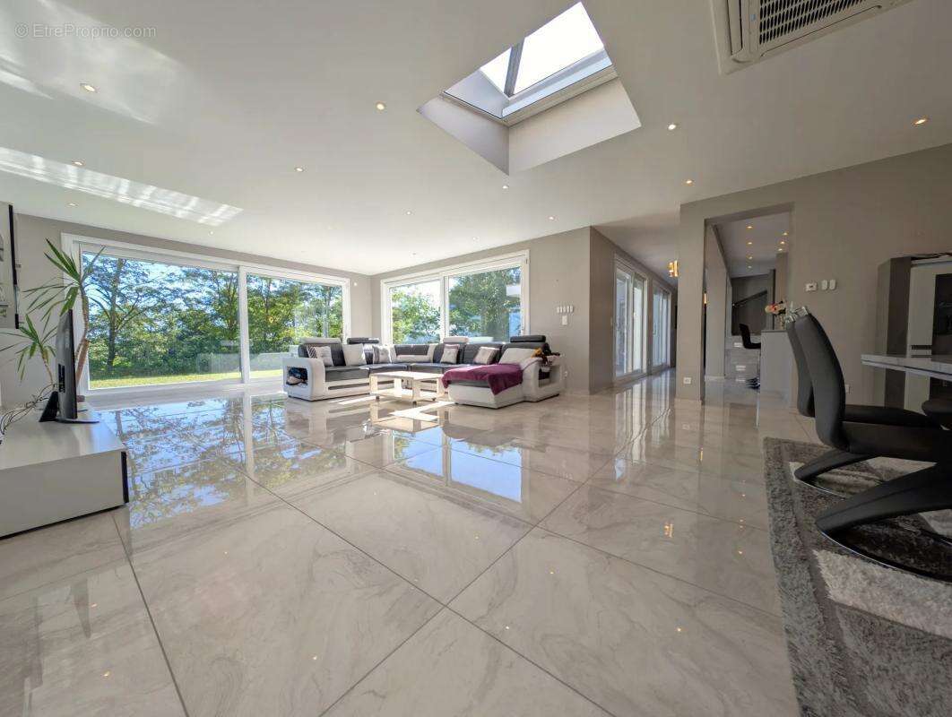 Maison à SAINT-CYR-DE-FAVIERES