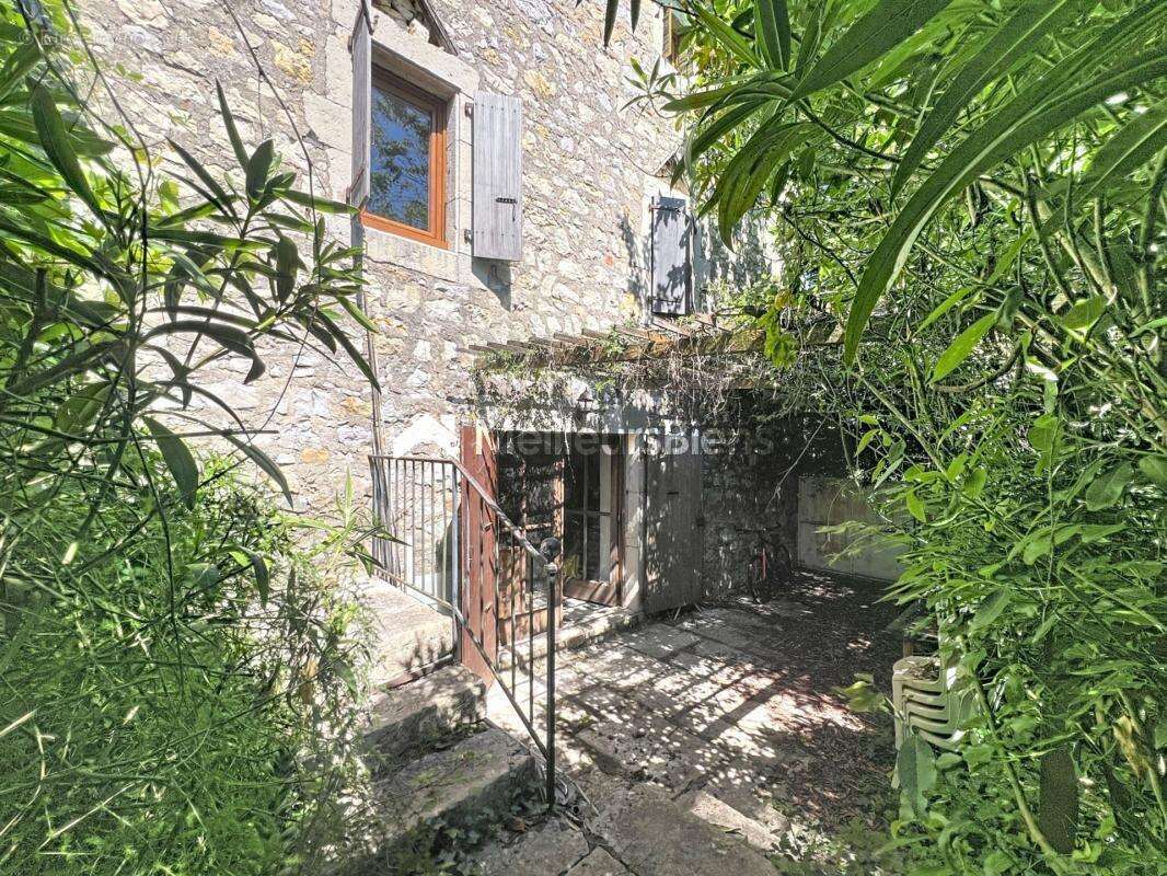 Exclusivité - Sud Ardèche - 07460 - Maison indépendante en pierres 100 m2  – 3 chambres, jardin intimiste et terrasse couverte - photo 6