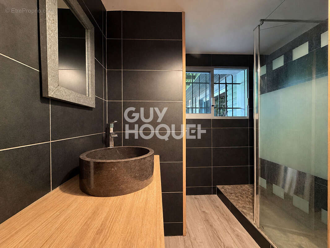 À la Hume, 4 chambres, bureau, piscine et superbe jardin paysagé à deux pas des commerces - photo 7