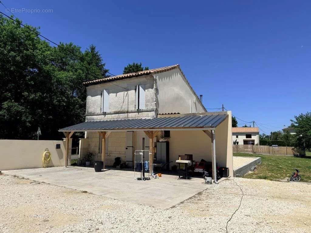 Maison à SAINT-YZAN-DE-SOUDIAC