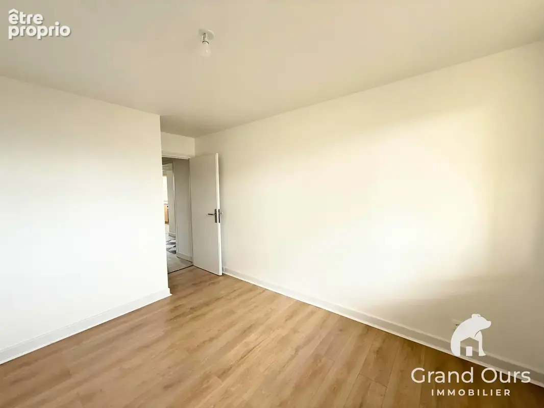 YZEURE - Appartement T4bis Lumineux avec Balcons, Garage et Jardin Privatif - photo 6