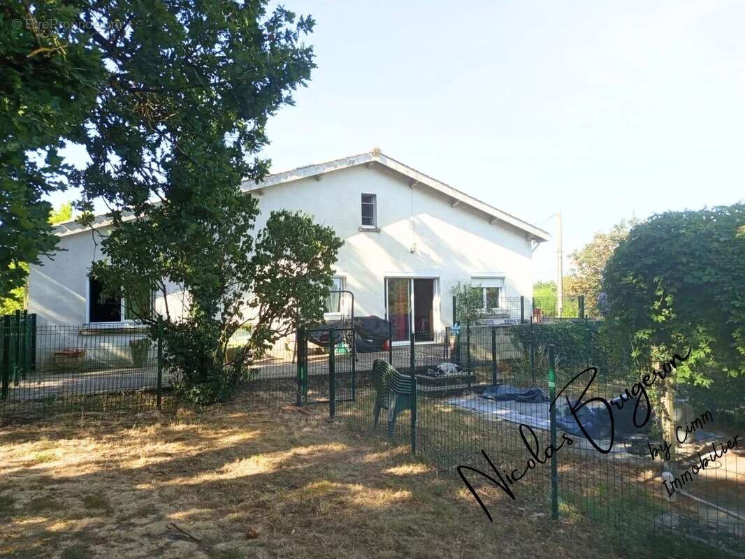 En exclusivité – Ensemble immobilier avec deux habitations, étang et près d’un hectare de terrain - photo 16