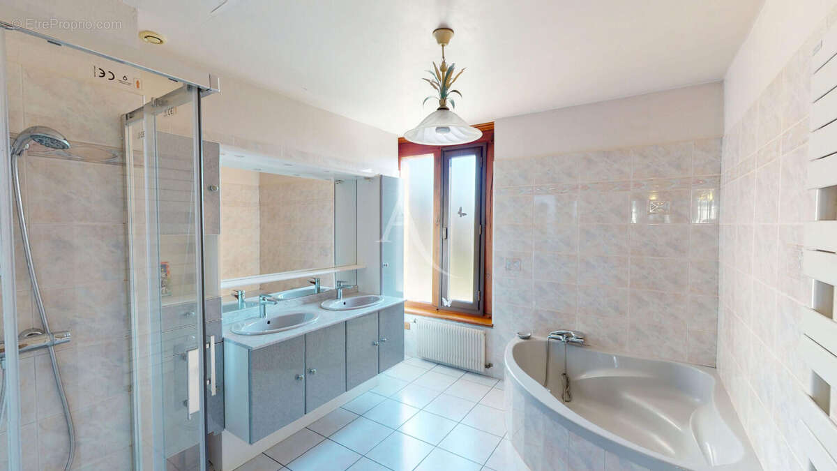 Maison familiale avec entrepôt indépendant : un bien rare aux multiples possibilités - photo 10