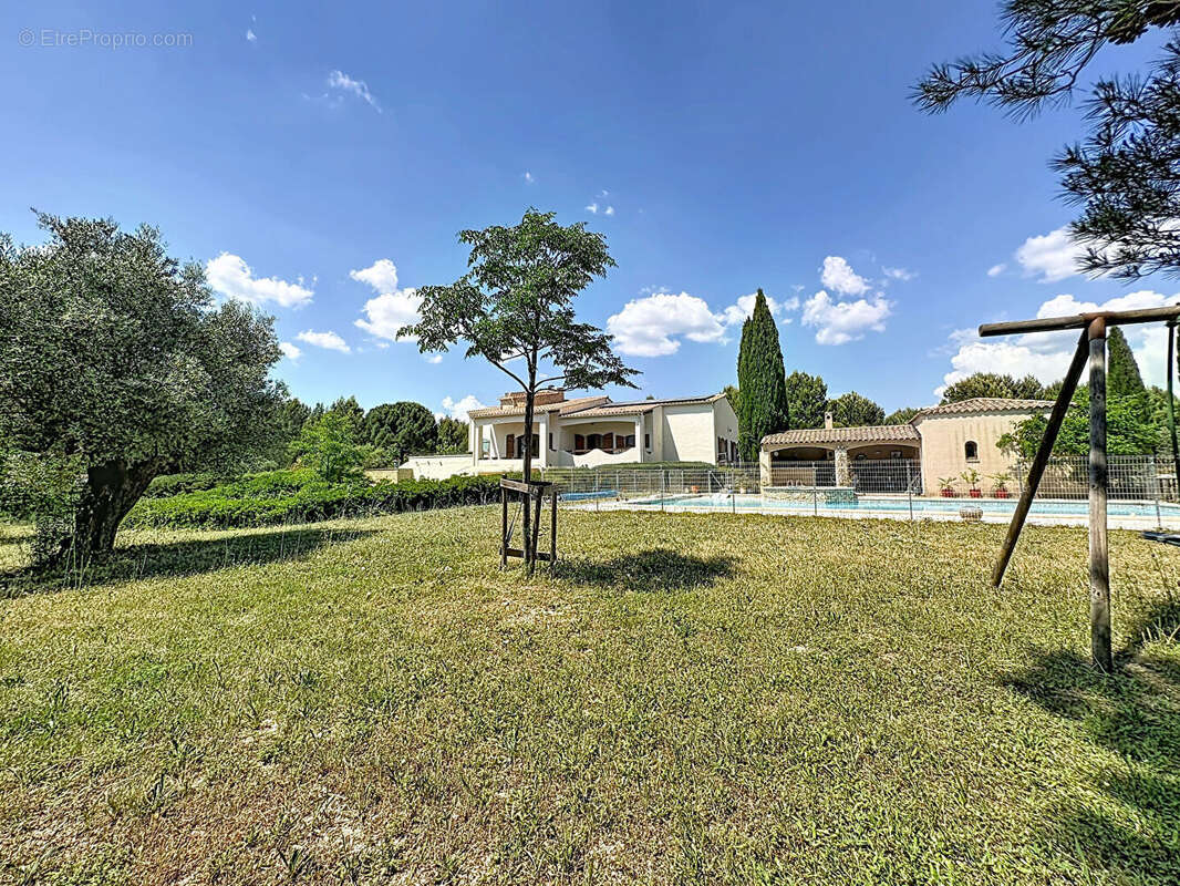 VILLA LAMBESC - 9 pièce(s) - 308 m2 - photo 2