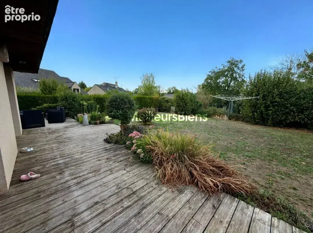 LAVAL – Pavillon de 141 m², 4 chambres, double garage et jardin sans vis-à-vis - photo 4