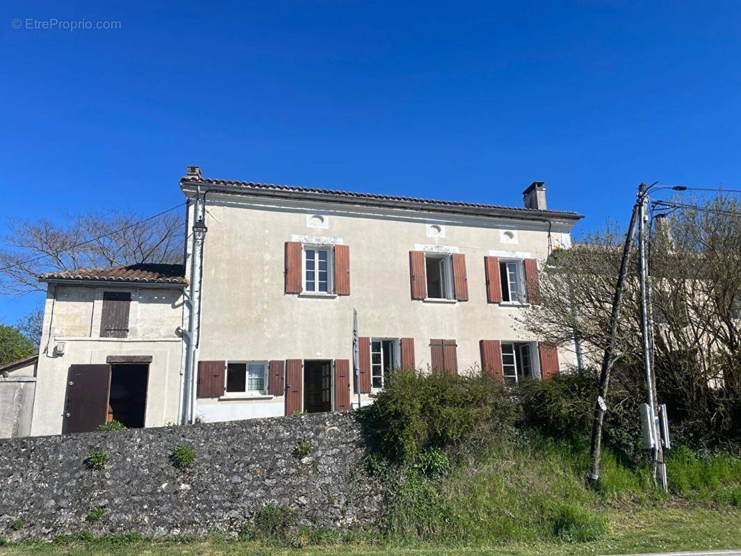 Maison à LA ROCHEBEAUCOURT-ET-ARGENTINE