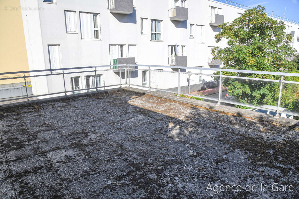 Commerce à SARTROUVILLE