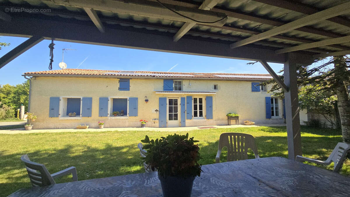 Maison à SAINT-CYR-DU-DORET