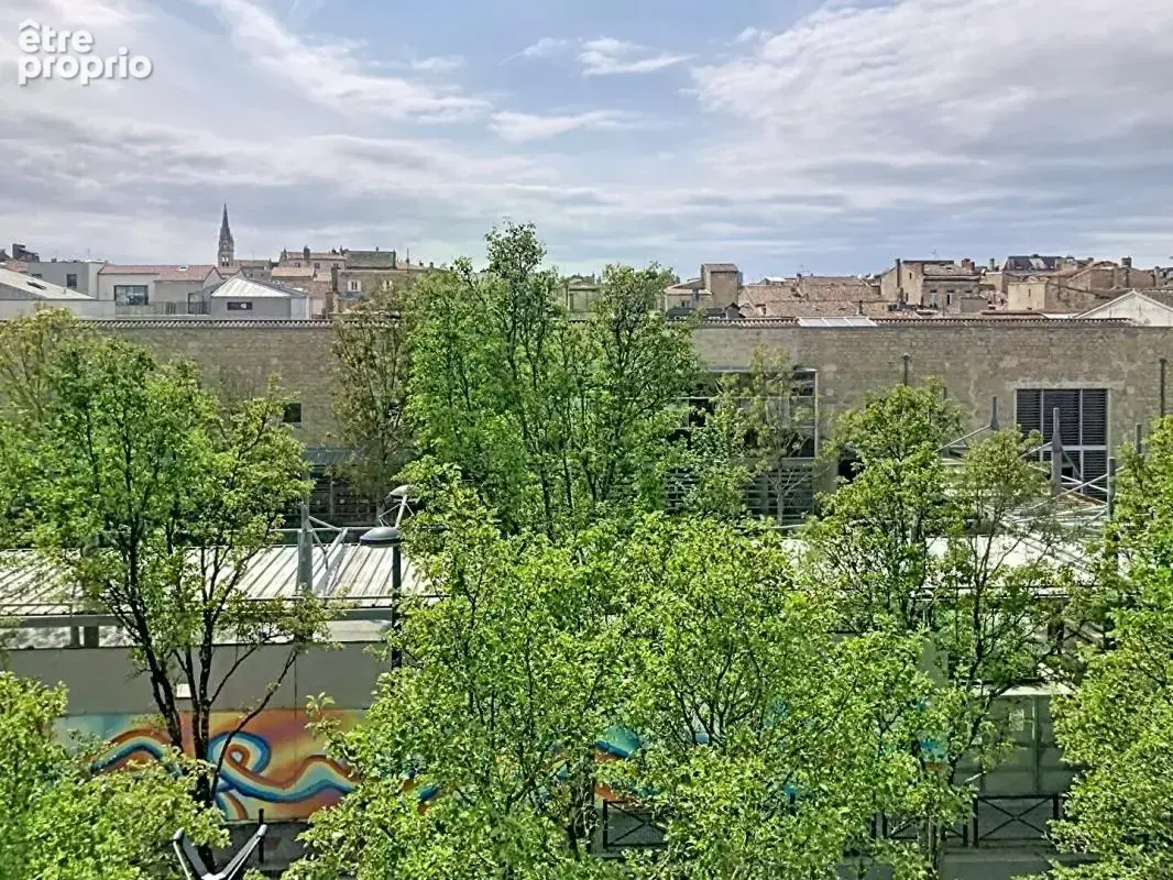 Appartement T3 lumineux avec deux loggias et parking aux Chartrons - photo 2