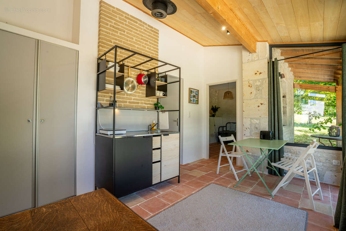 Propriété de caractère en pierre avec vue dominante, piscine et dépendance - photo 25