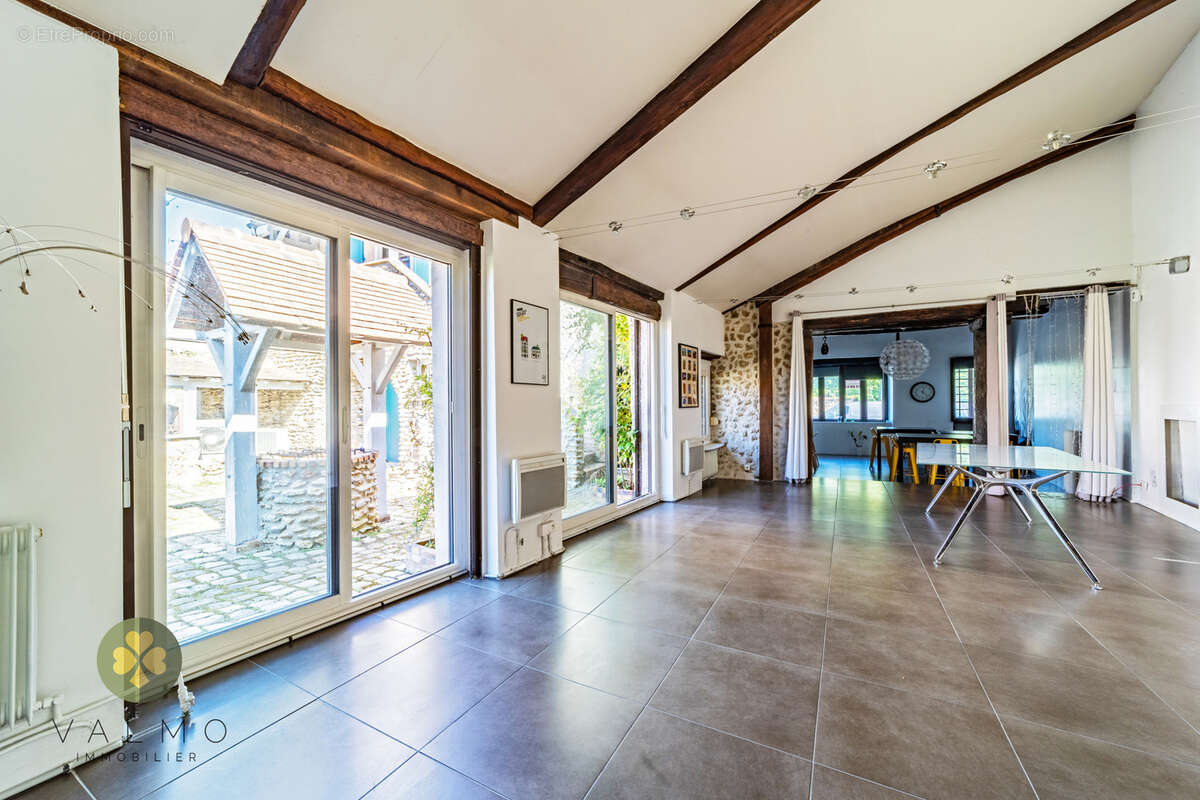 Maison à LA QUEUE-LES-YVELINES