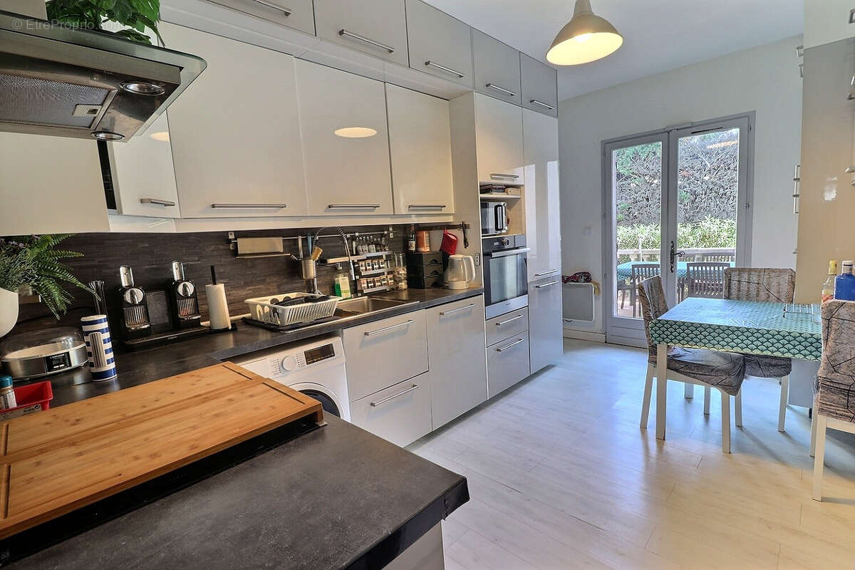 Maison à ENTRAIGUES-SUR-LA-SORGUE