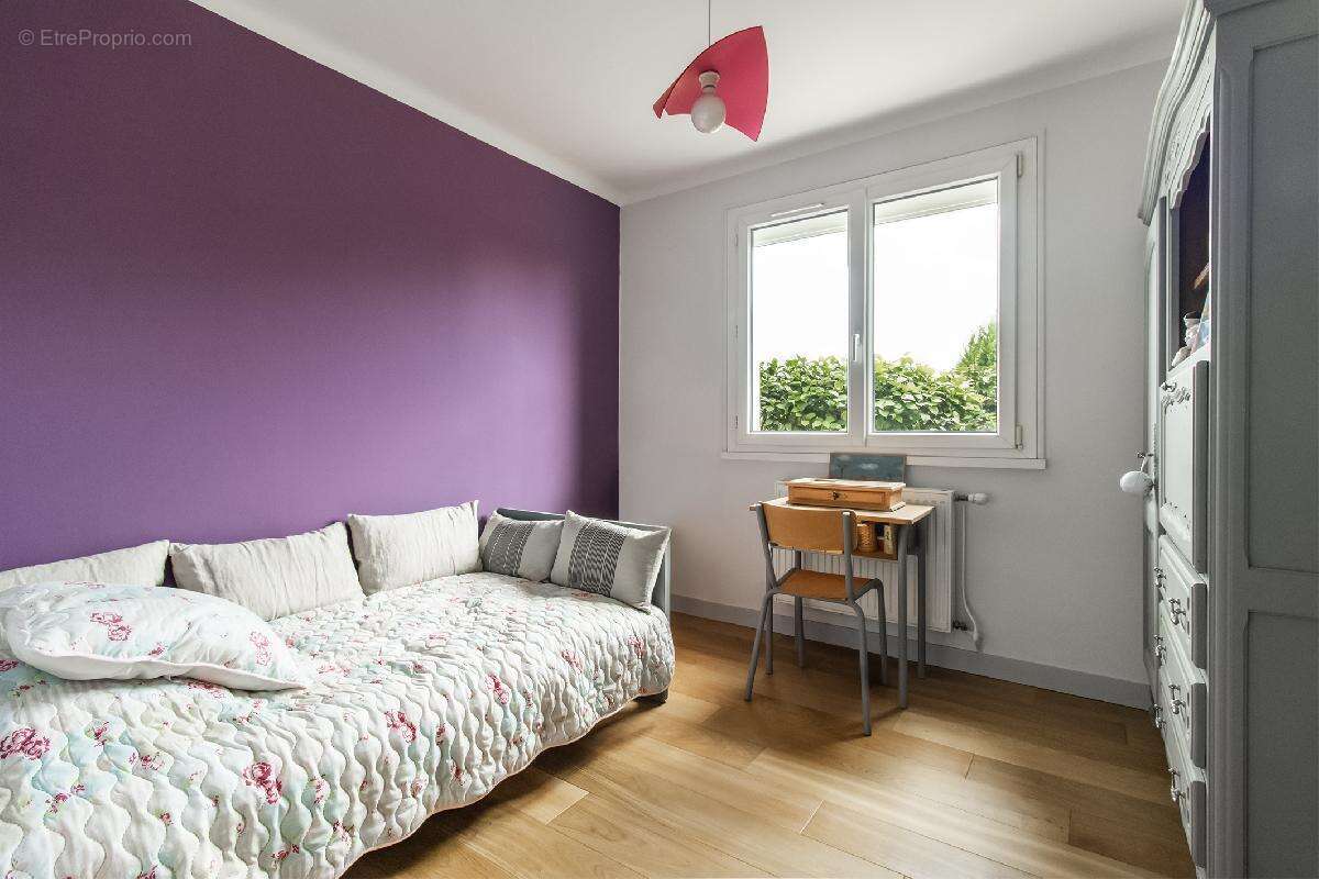 Maison traditionnelle, de 125 m² (potentiel de 150 m²) 4 chambres, bureau, sur terrain de 1923 m² magnifiquement arboré - photo 7