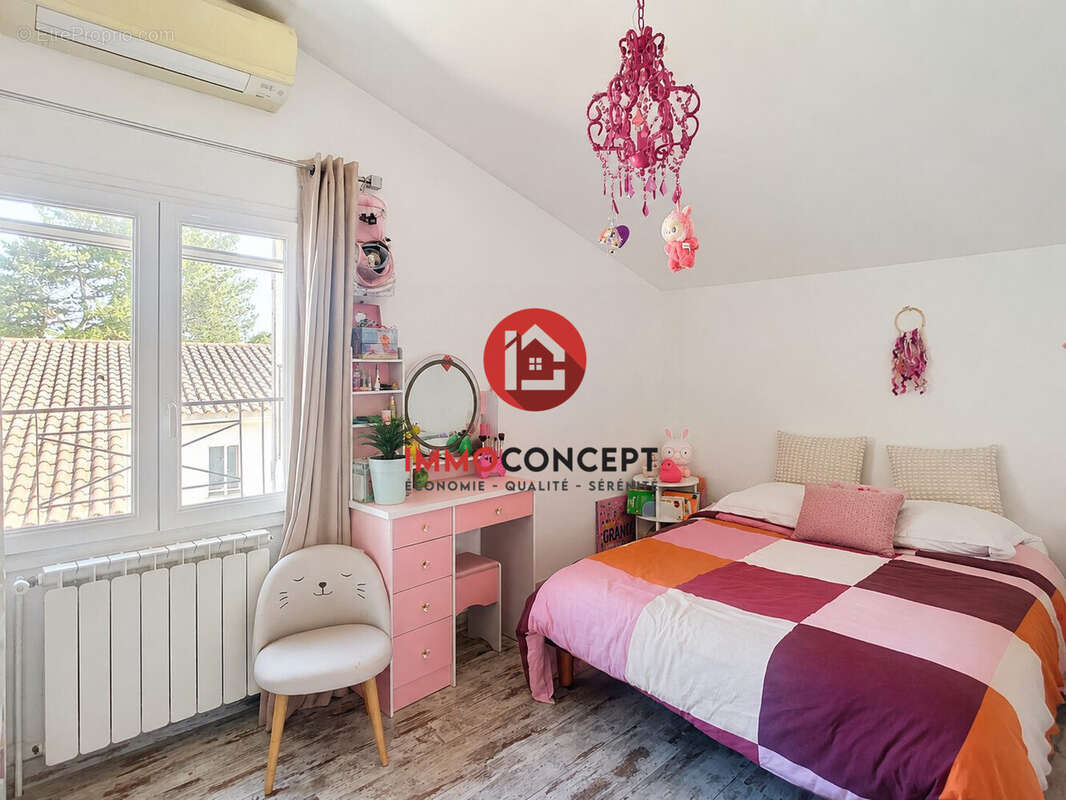 Chambre 2: Clim, moustiquaire  - Maison à LES ANGLES