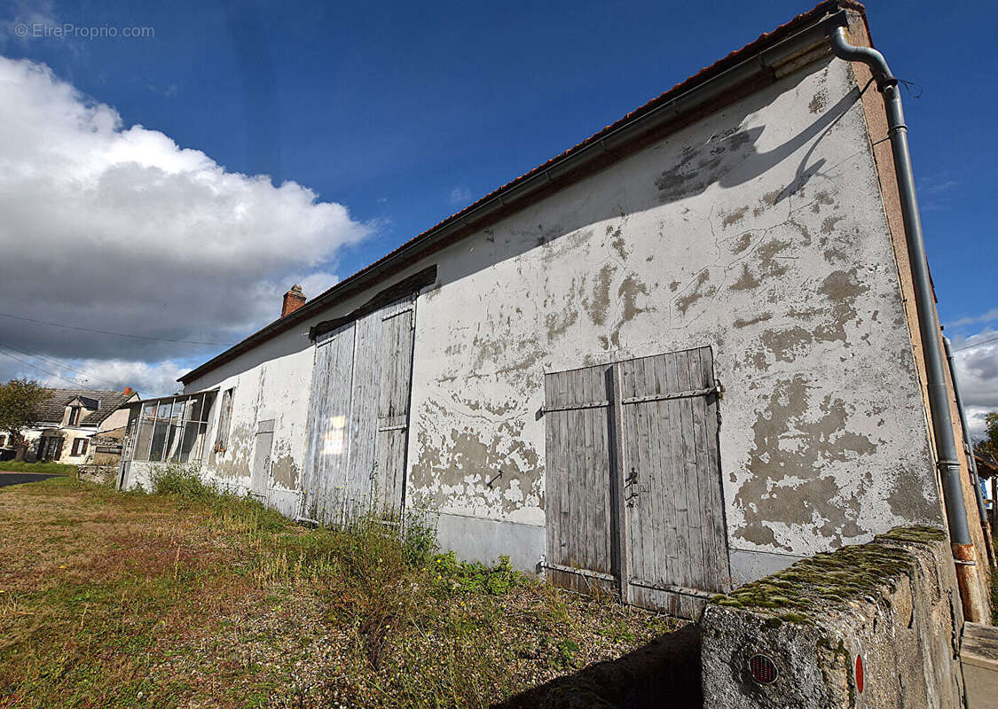Longère à rénover avec fort potentiel : - photo 9