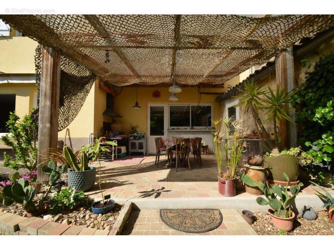 Maison à SAINT-MEDARD-DE-GUIZIERES