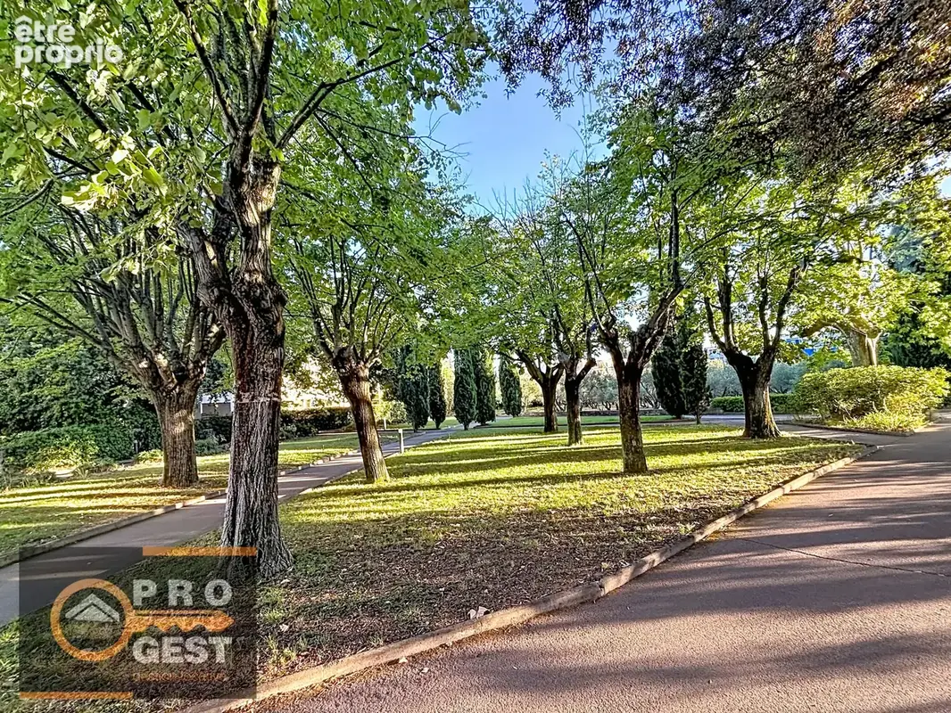 joli rez de jardin dans résidence avec parc classé garage et cave - photo 2