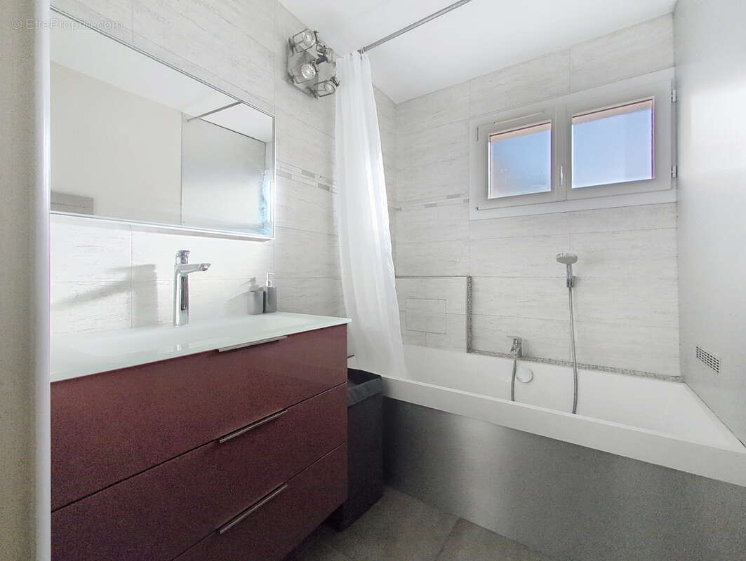 À VENDRE   T2 rénové avec balcon - A 10 mn du centre Courier (Annecy) - photo 8
