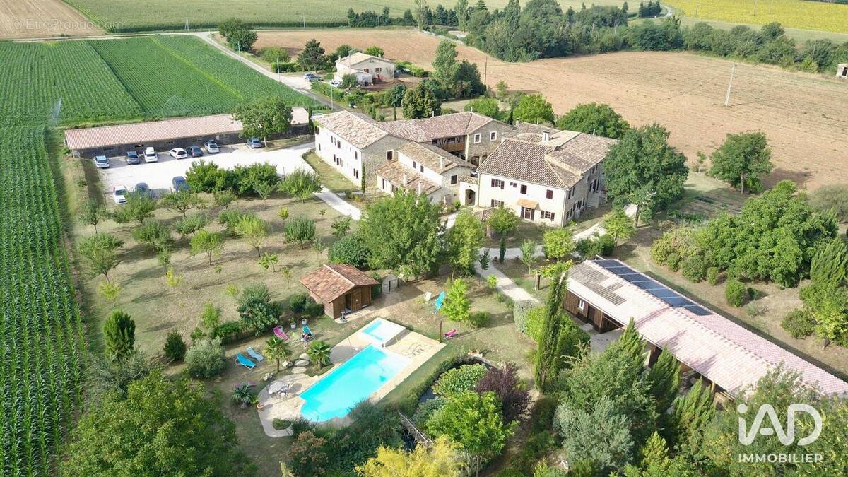 Photo 1 - Commerce à CHABRILLAN