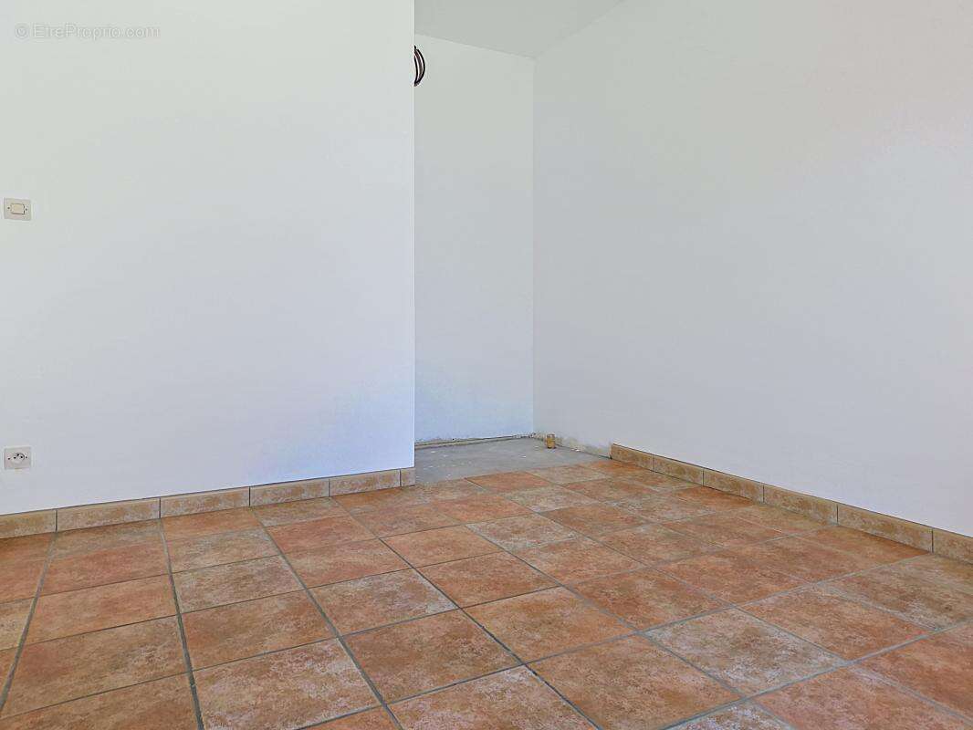 Maison - 4 Chambres - Buanderie - Jardin - Garage - Carport - photo 21