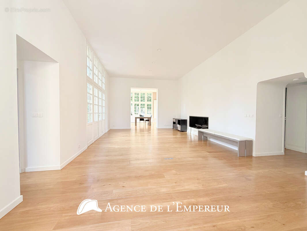 Demeure dans le Parc de la Malmaison, parcelle de 3 000 m2 - photo 3