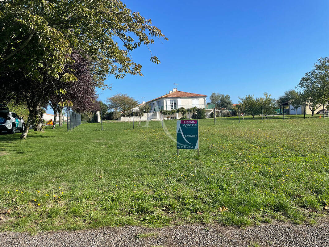 Terrain à VOUILLE-LES-MARAIS
