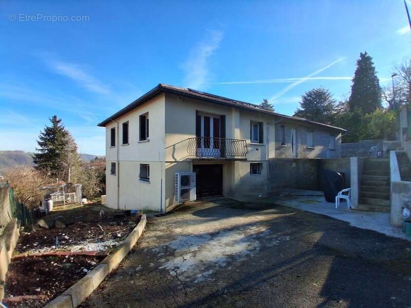 Maison à LE CHAMBON-FEUGEROLLES