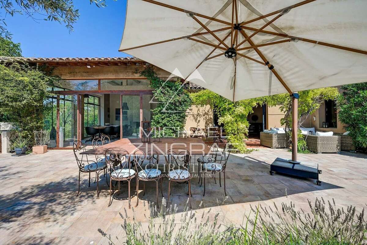 À quelques minutes du cœur d'Aix-en-Provence – Propriété d'exception de 12 pièces de 650 m² sur 1,2 hectares - photo 30