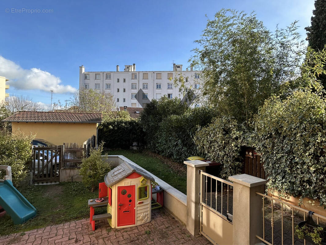Appartement à LE COTEAU
