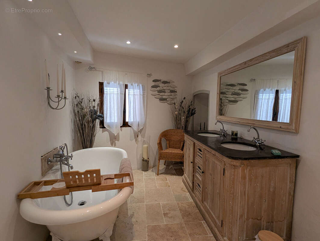 VILLECROZE, charmante maison de village de 100 m², 4 pièces et mezzanine - photo 9