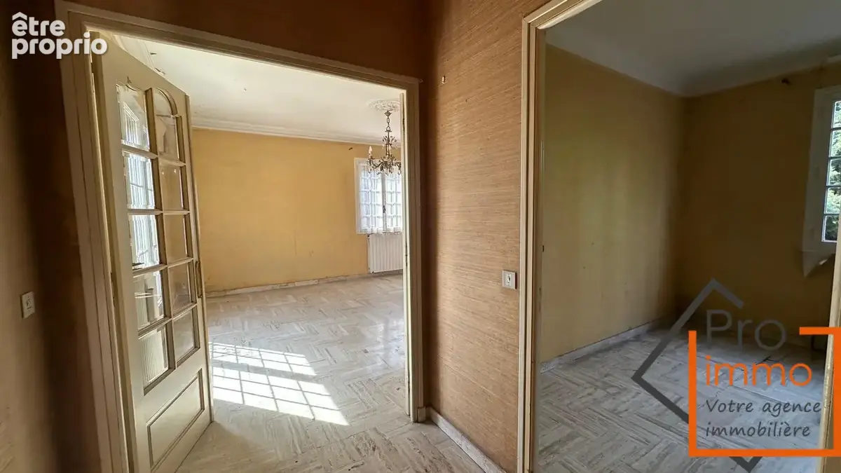 Villa à rénover avec un grand garage - photo 6
